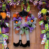 Couronne de porte Halloween - Décoration avec jambes de sorcière et accessoires festifs