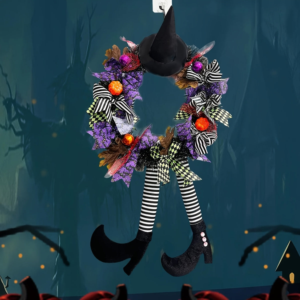 Couronne de porte Halloween - Décoration avec jambes de sorcière et accessoires festifs