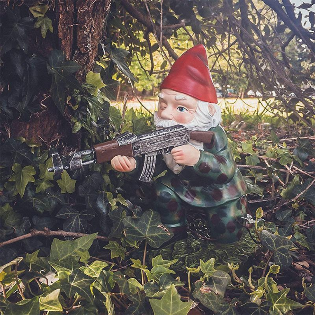 Militaire Tuinkabouter van Hars Camouflage - Buitendecoratie