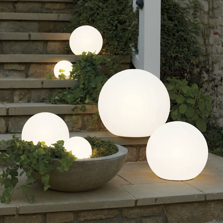 SphereBright - Lampada Sferica da Giardino Resistente alle Intemperie con Telecomando e 16 Colori