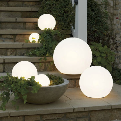 SphereBright - Lampe de Jardin Sphérique Résistante aux Intempéries avec Télécommande et 16 Couleurs