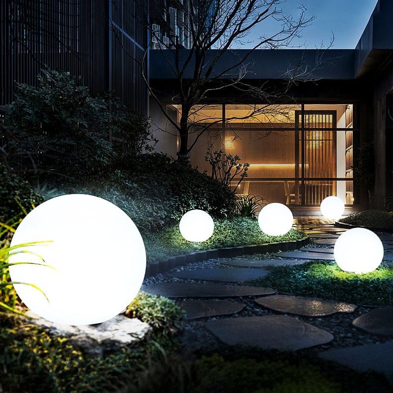 SphereBright - Lampada Sferica da Giardino Resistente alle Intemperie con Telecomando e 16 Colori