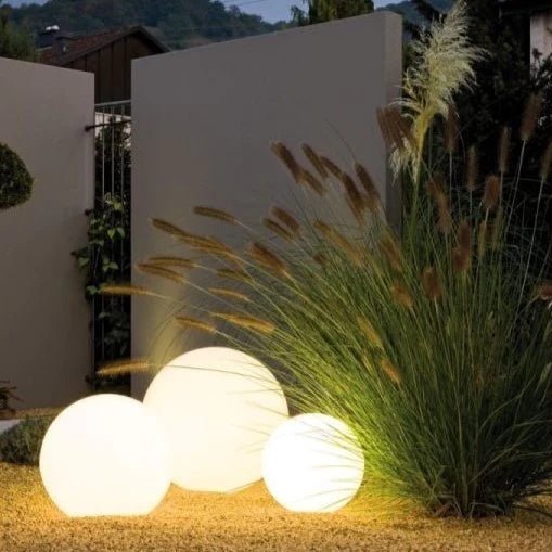 SphereBright - Lampada Sferica da Giardino Resistente alle Intemperie con Telecomando e 16 Colori