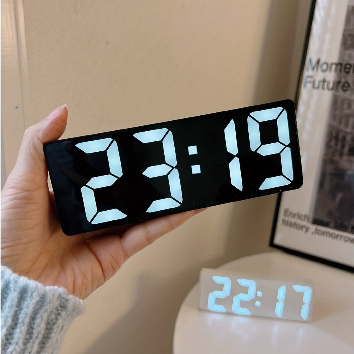Réveil Lumio sur table de nuit