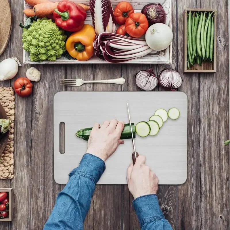 Planche titane résistante aux couteaux